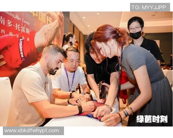 足球明星与粉丝亲密合照展现温暖瞬间共同分享足球的热情与梦想