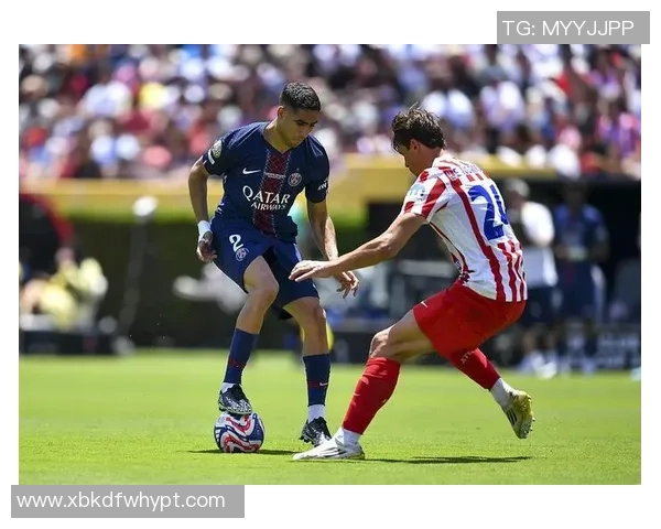 大巴黎足球明星齐聚一堂的精彩合照展现团队精神与友谊的瞬间